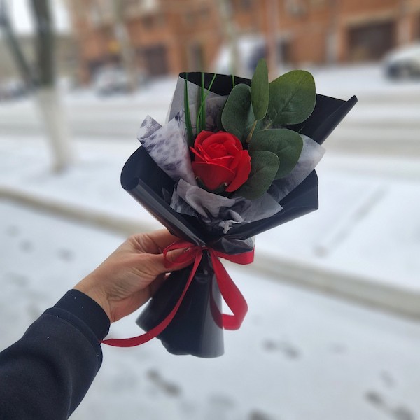 Букет с една роза от пластичен сапун